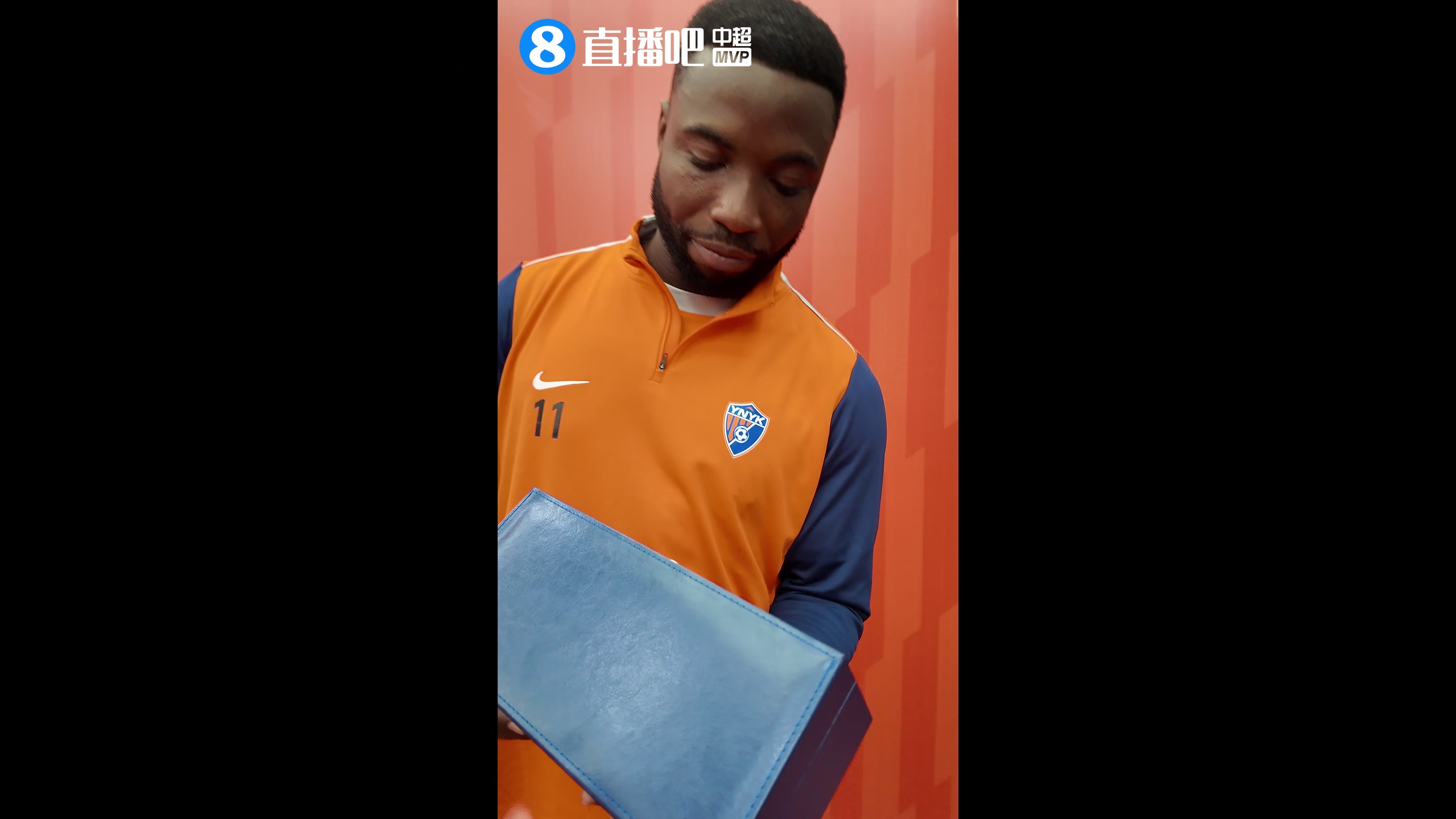 龙珠体育直播电脑版-挺标准的！奥斯卡接受直播吧颁奖，用中文说：直播吧，快人一步